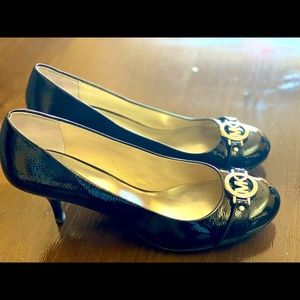 Michael Kors Black Patent Round Toe Heal size 8